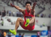 米兰,-田径冠军奋勇拼搏，跃居第一