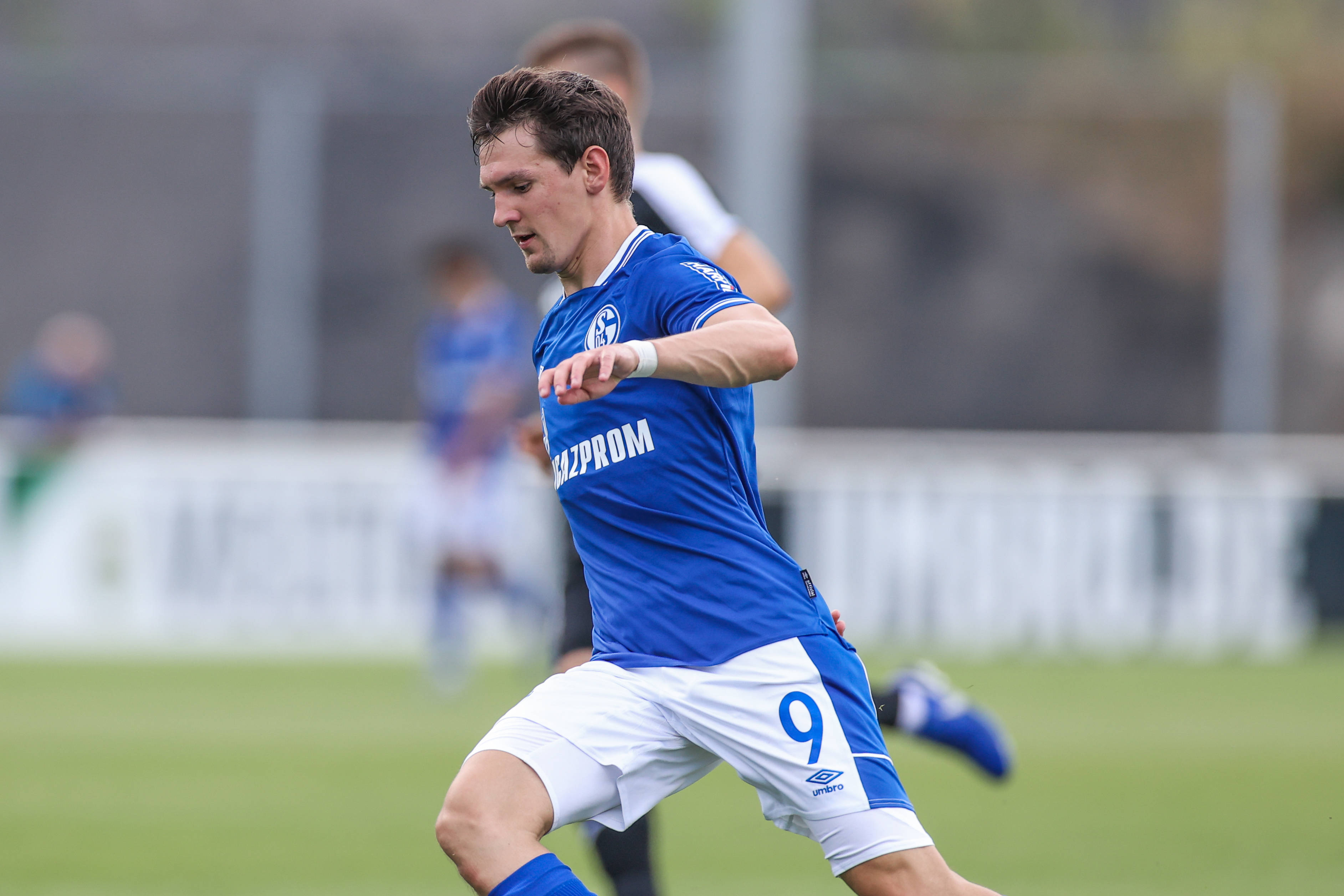 沙尔克遭遇连败，降级危机加剧