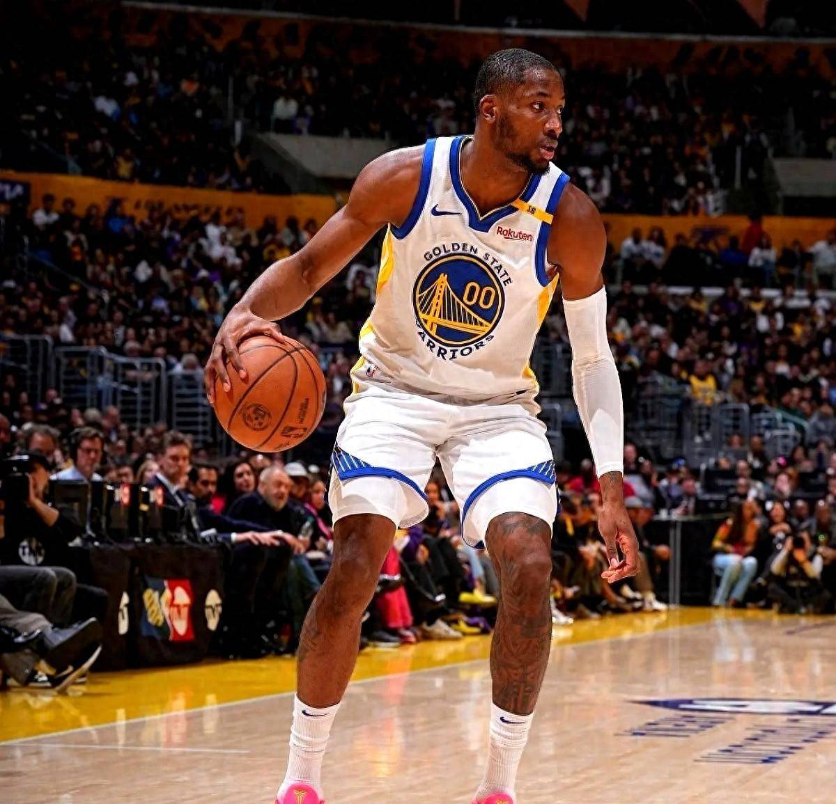 街球新星赛场施展绝技，勇士球员眼前一亮，惊呼不已的简单介绍