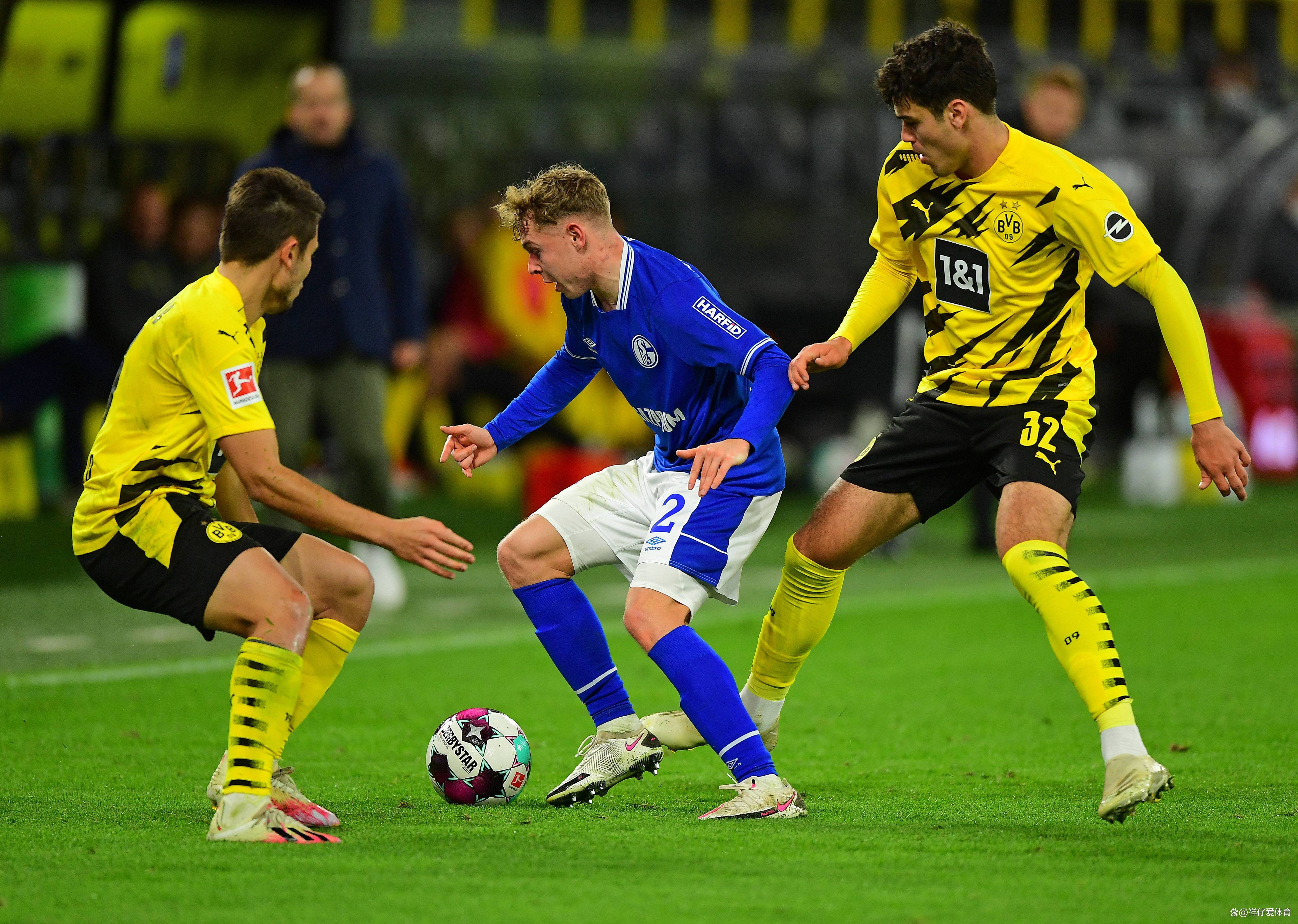 包含球员技术精湛！连续传球助球队取得胜利的词条