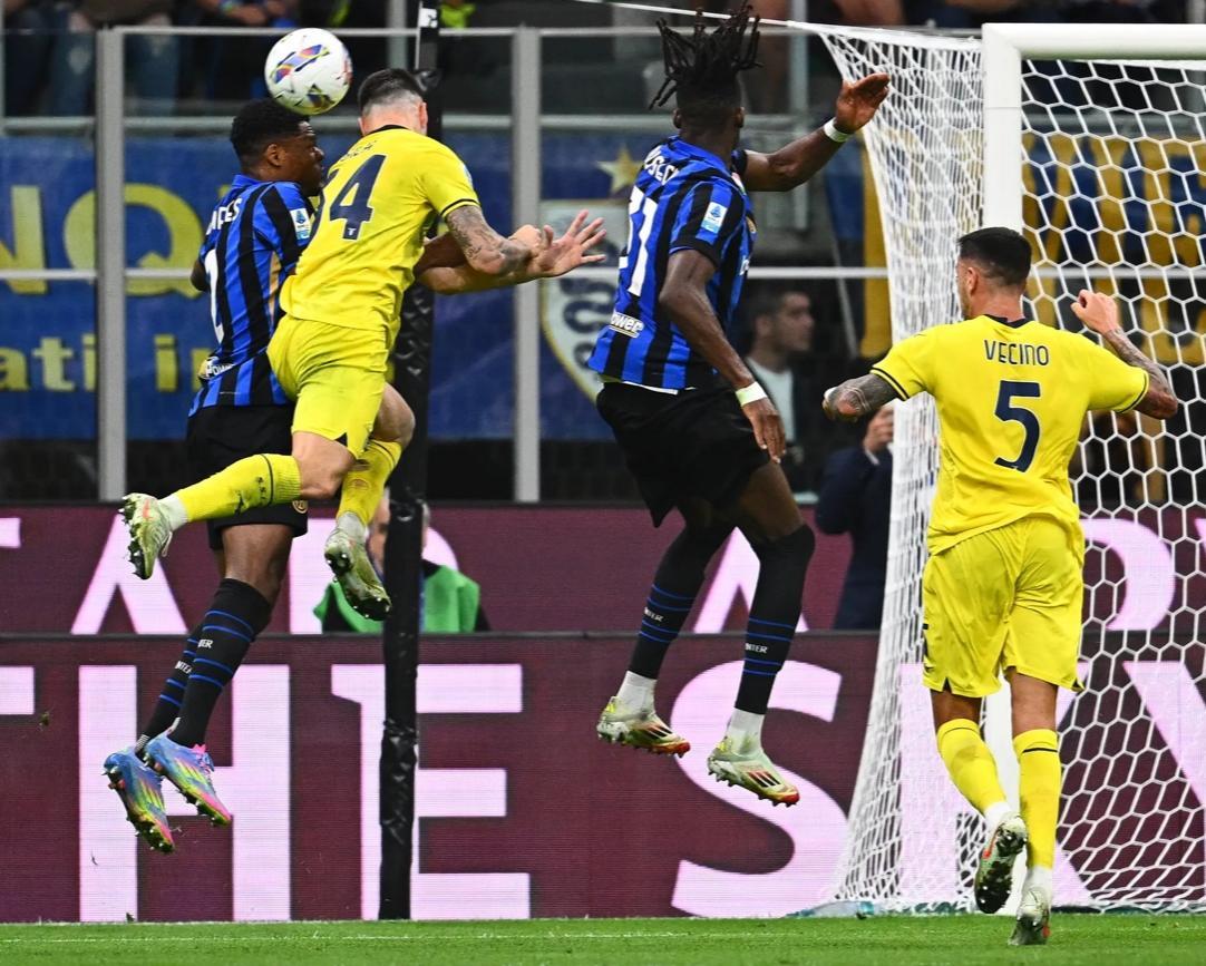 拉齐奥输球坐失冲冠良机,叹息不已 拉齐奥输球坐失冲冠良机,叹息不已