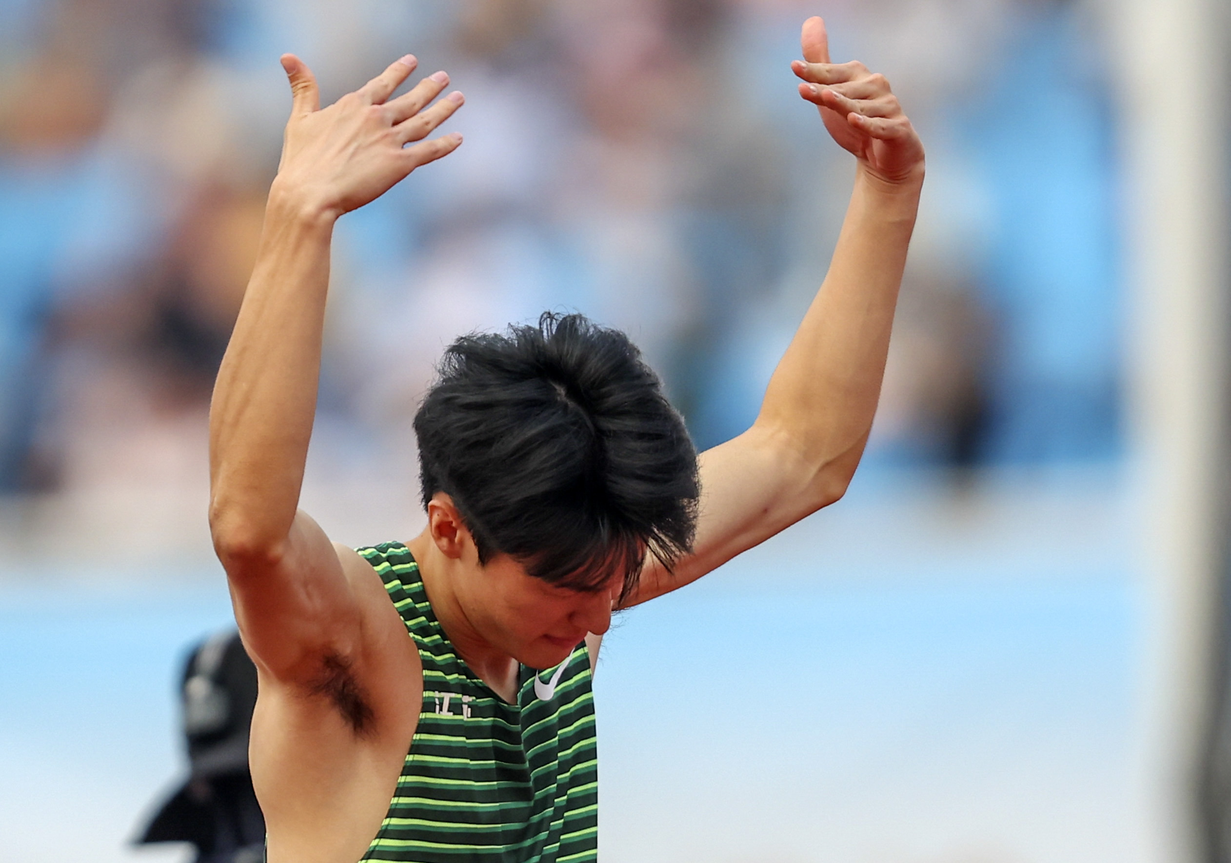 田径冠军奋勇拼搏，跃居第一