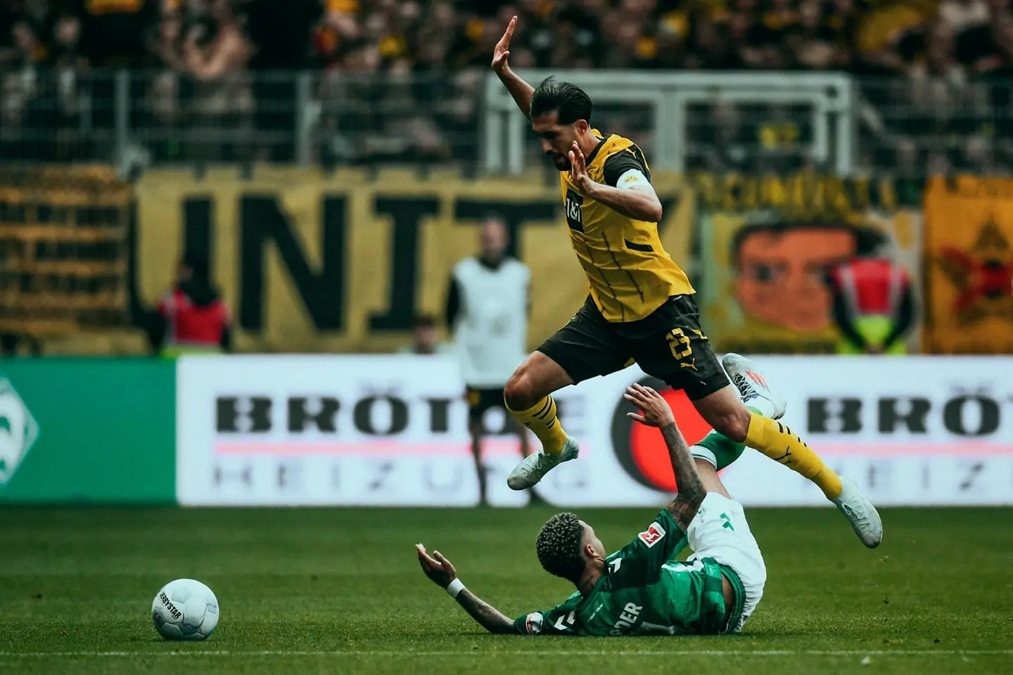 关于多特蒙德后防失误连连，险些丢掉宝贵分的信息