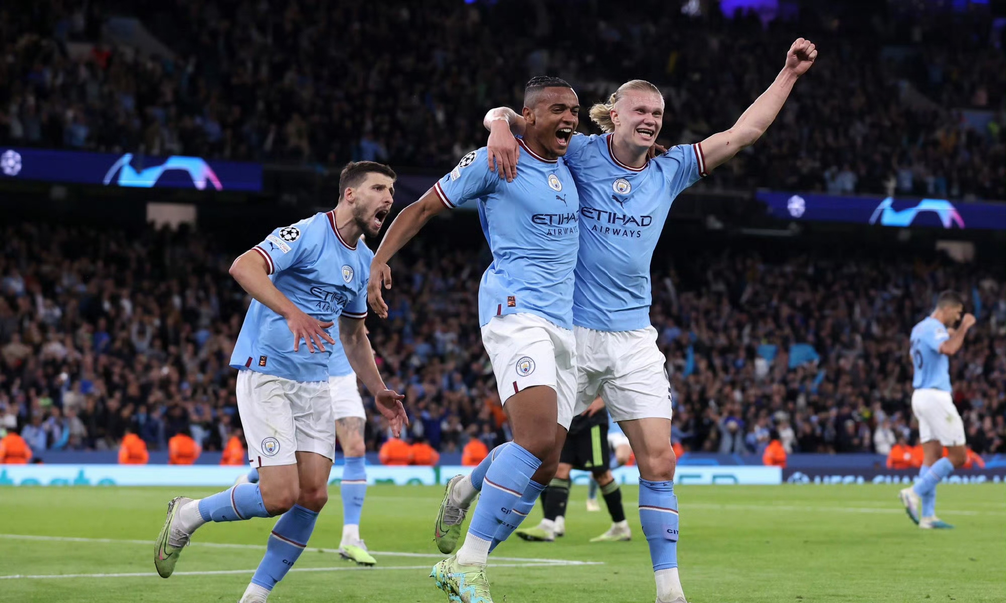 曼城防守困难，需要提高配合默契