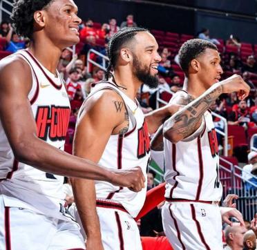 菲尼克斯太阳夺得胜利，全队庆祝成功