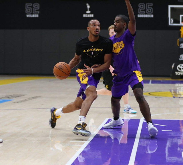 国王完胜湖人，布拉德利高光表现