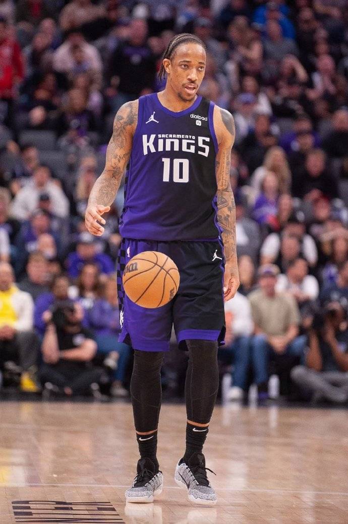 马刺大胜国王,重返西部前八 马刺大胜国王,重返西部前八