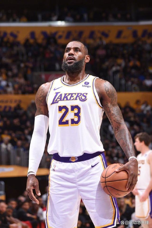 詹皇带队战胜篮网，连胜继续