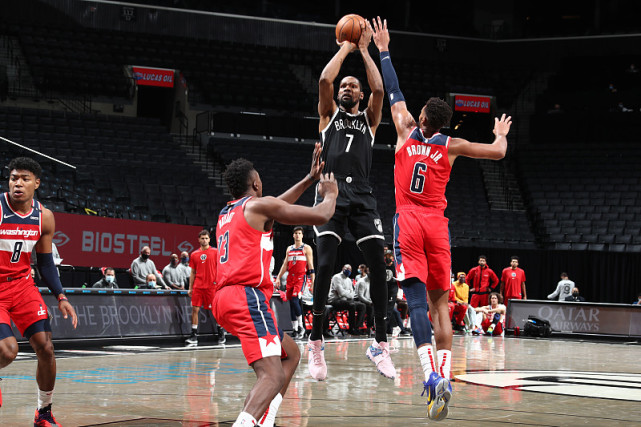 湖人鏖战青岛队,欧文扛起全队 湖人鏖战青岛队,欧文扛起全队